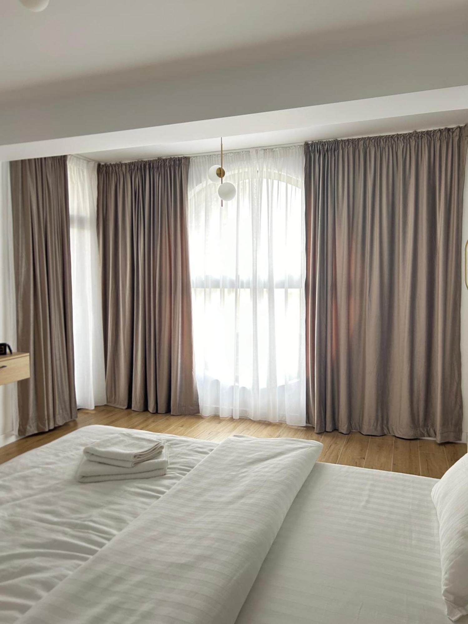 Mirror Apartments Satu Mare Exterior photo